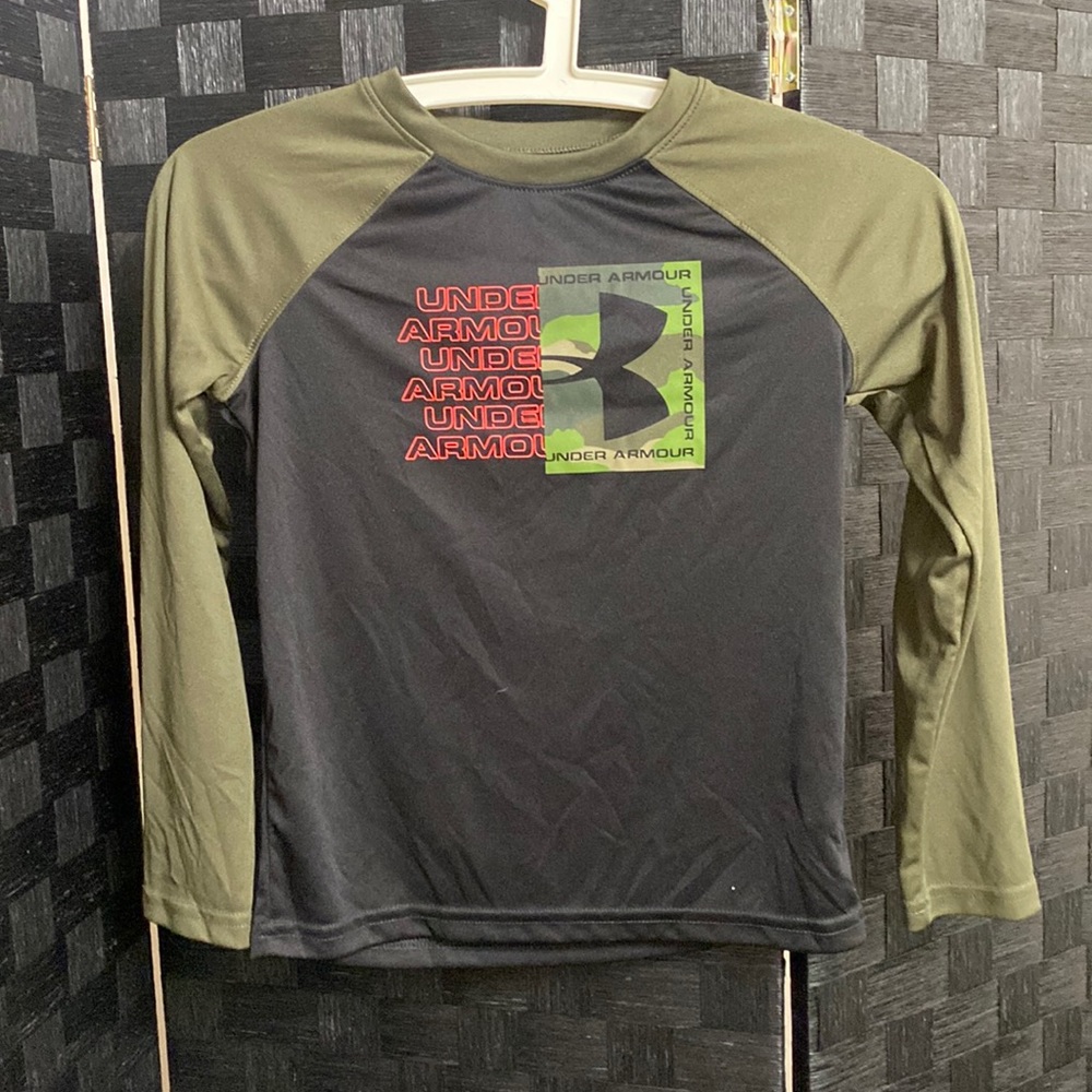 Boys long Sleeve under Armour shirt size 7